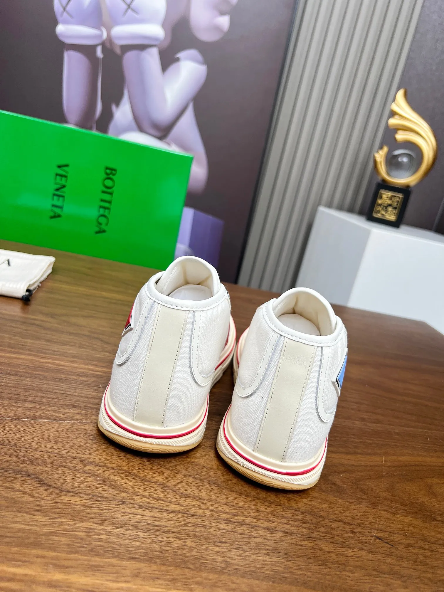 Men's men's shoes 💰520💰 Bottega Veneta BV's latest Eliot series retro basketball shoes casual sports canvas shoes 🔥Become a god when it is launched!🔥 Inspired by retro basketball sneakers, the color combination highlights youthful vitality and perfectly interprets the theme of youth and childlike innocence. The details are also very particular. The summer canvas brings excellent durability and comfort. Designs such as calfskin trim, rubber toe caps and hand-painted retro red lines are full of retro feel. The round toe and convex sole add a modern feel and are suitable for various styles. Easily create a fashionable atmosphere. The upper foot is the focus...can be worn as a couple's shoes...The red lines on each shoe edge are hand-painted, which adds more taste and attitude! ✦Fabric: Original customized high-density canvas + cowhide ✦Inner lining: original customized breathable canvas ✦Insole: movable latex cowhide insole ✦Sole: original molded non-slip and wear-resistant TPU material ✦Sole thickness: 3cm ✦Number of sizes: female size 35--40, female 40 is customized and non-returnable ✦Number: male size 39--45, male 45 is customized and non-returnable